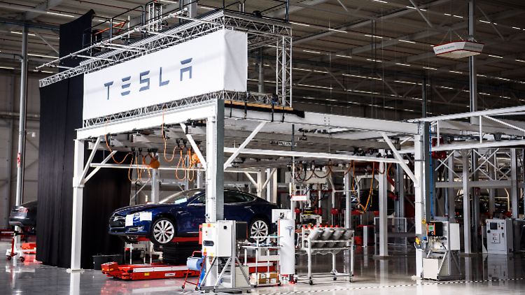 Das Tesla-Werk im niederländischen Tilburg bei der Eröffnung 2015.