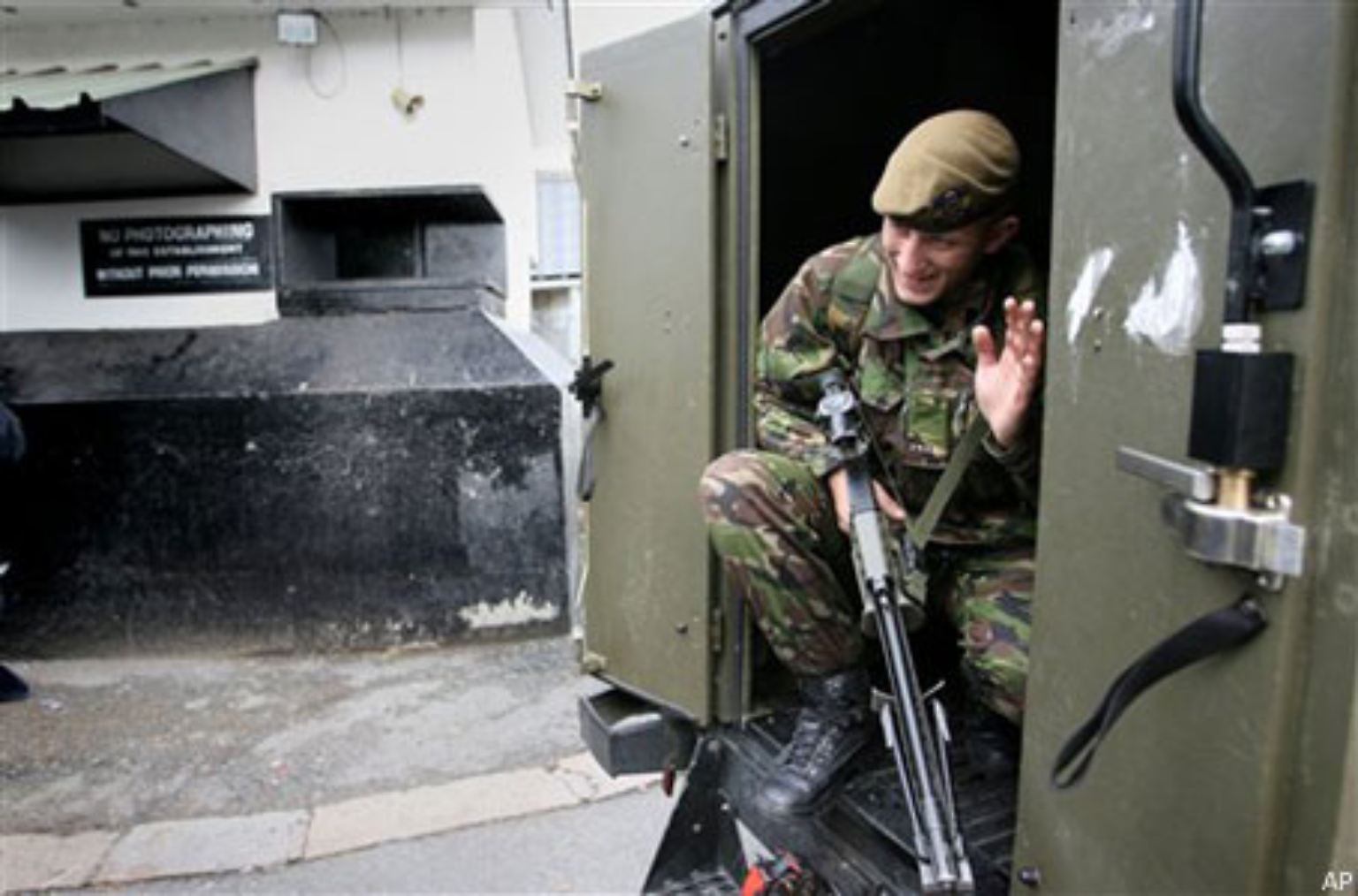 Nach 38 Jahren hat die britische Armee ihren Einsatz in Nordirland am 31. Juli 2007 offiziell beendet. Zuletzt war 1997 ein britischer Soldat von IRA-Heckenschützen erschossen worden.