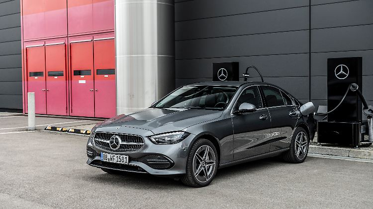 Mit einem 55-kW-DC-Lader an Bord ist der Akku der C-Klasse Plug-in-Hybrid in 30 Minuten wieder in der Lage, weitere 100 Kilometer zu stromern.