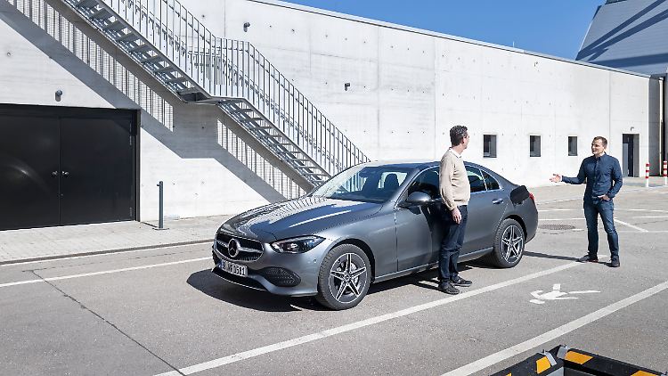 Der Autor im Gespräch mit Matthias Klöpfer, Entwicklung Mercedes-Benz Plug-in-Hybride.