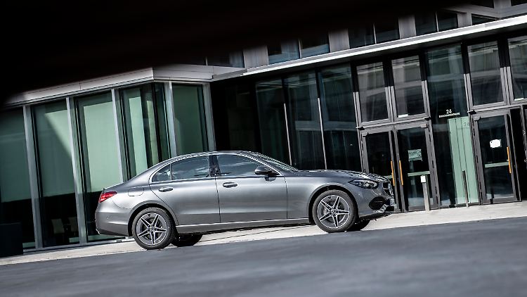 Im Plug-in-Hybrid aus Stuttgart arbeiten beide Antriebsarten miteinander, um den Sprit- als auch den Stromverbrauch so gering wie möglich zu halten.