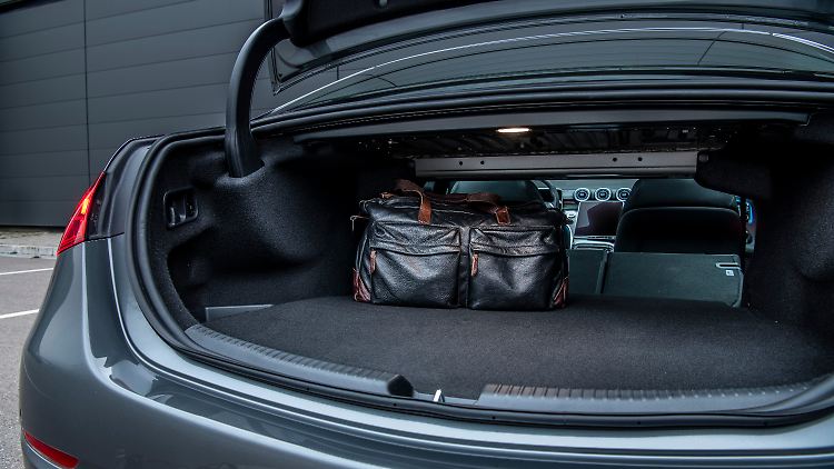 Auch in der Mercedes C-Klasse Limousine mit Plug-in-Hybrid ist das Gepäckabteil gewachsen, hat eine Durchlademöglichkeit und einen planen Ladeboden.