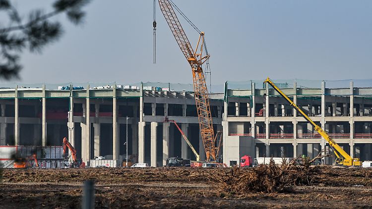 1000 bis 2000 Menschen arbeiten auf der Baustelle von Teslas Gigafactory vor den Toren Berlins.