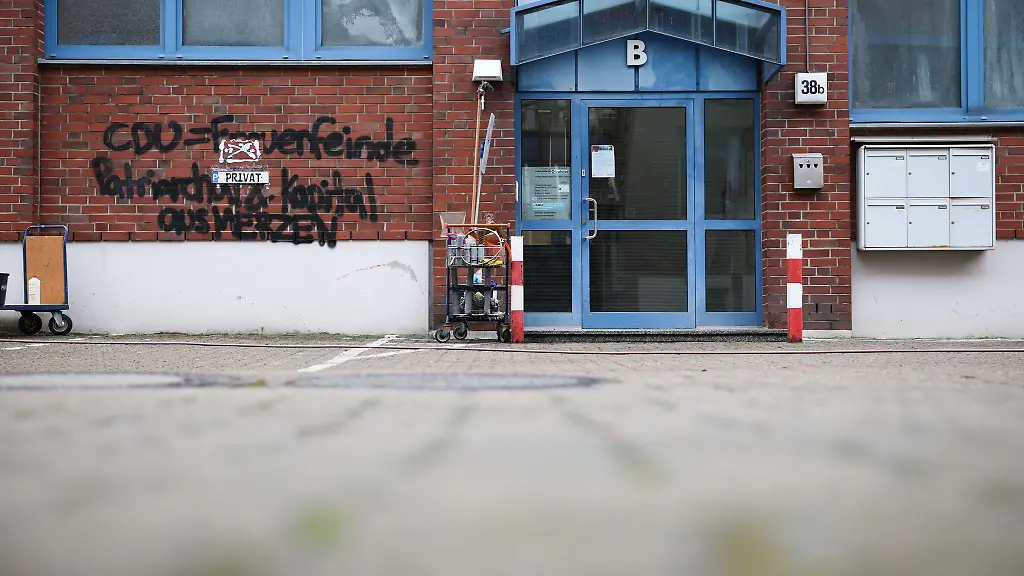 Unbekannte-haben-Parolen-an-ein-CDU-Buero-in-Hamburg-Wandsbek-geschmiert