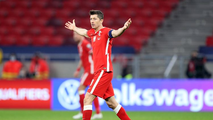 Robert Lewandowski wird dem FC Bayern womöglich im SPitzenspiel gegen RB Leipzig fehlen.