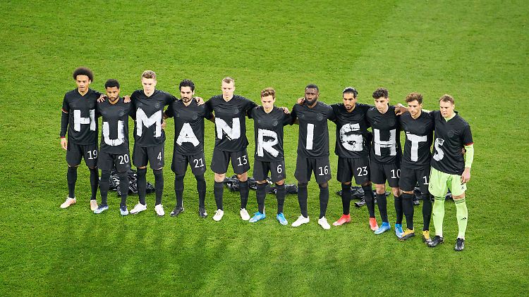 Die deutsche Nationalmannschaft weist im März 2021 auf die Menschenrechte hin. 