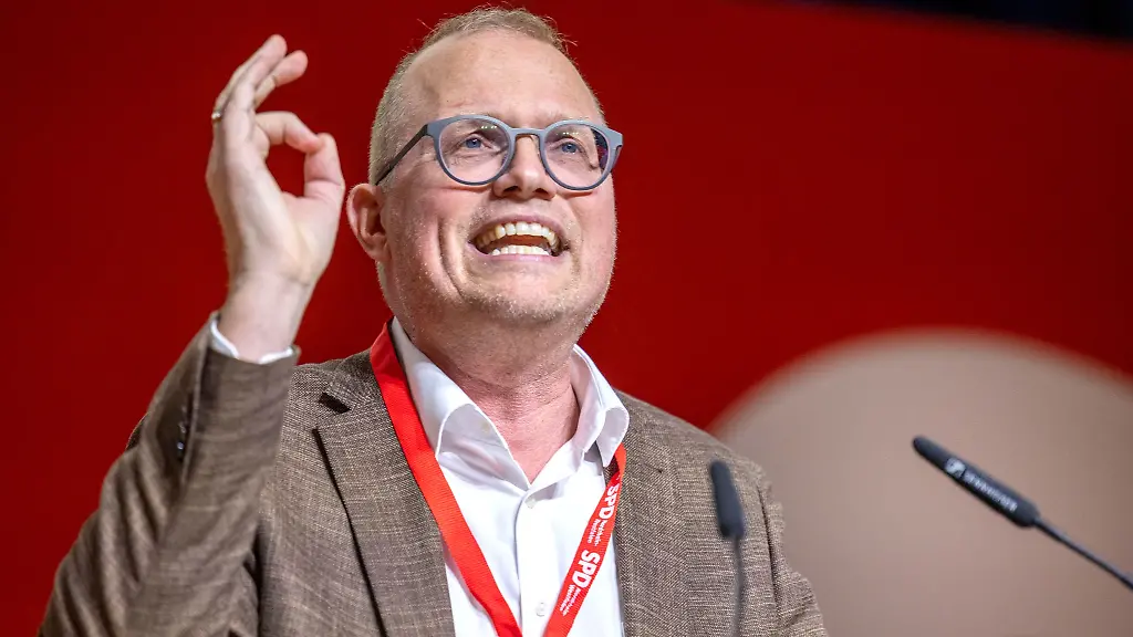 Der-nordrhein-westfaelische-Oppositionsfuehrer-Jochen-Ott-sieht-dringenden-Handlungsbedarf-gegen-Monopole-im-Online-Medienmarkt-und-Gewalt-im-Netz