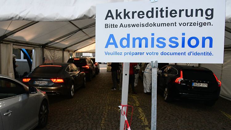Im deutsch-französischen Testzentrum am Grenzübergang Goldene Bremm in Saarbrücken herrscht bereits reger Betrieb.