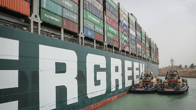Schlepper beteiligen sich an der Freisetzung des riesigen Countainerschiffs. 