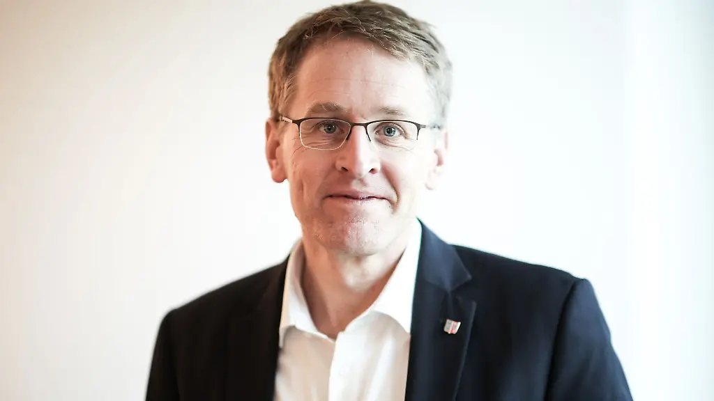 Ministerpraesident-Daniel-Guenther-uebergibt-den-Millionen-Foerderbescheid-in-Luebeck