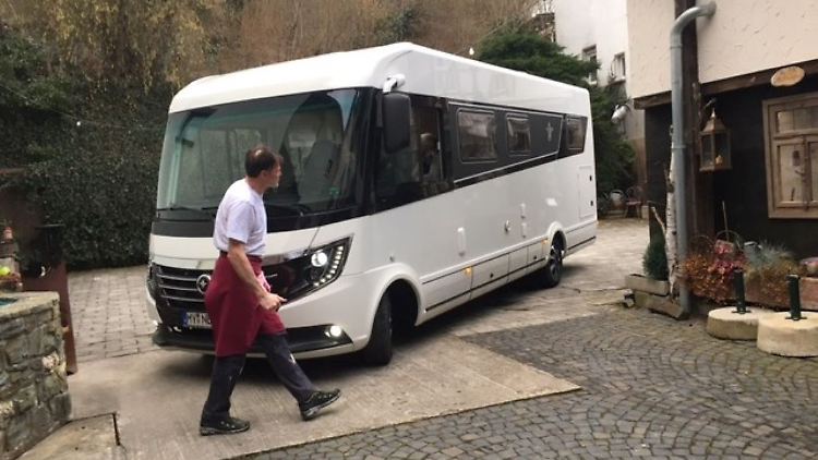 Vor dem Dinner muss das Wohnmobil in den Innenhof der Gastwirtschaft manövriert werden.