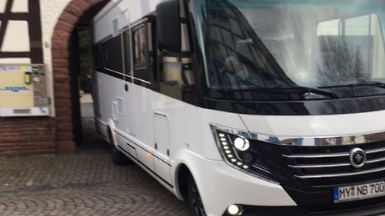 Mit Augenmaß und sehr langsam geht es durch die Toreinfahrt.