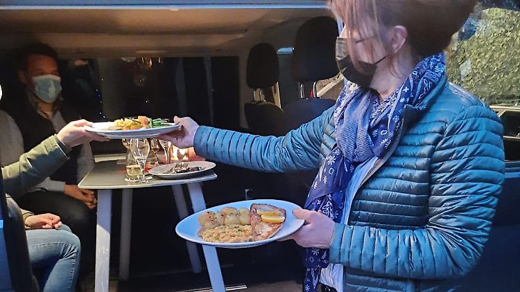 Die Bedienung erfolgt wie im Restaurant, nur eben an den Tisch des Wohnmobils.
