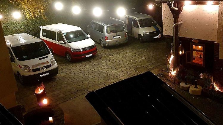 Wenn der Platz reicht, dann können natürlich auch mehrere Wohnmobile auf den Hof zum Dinner.