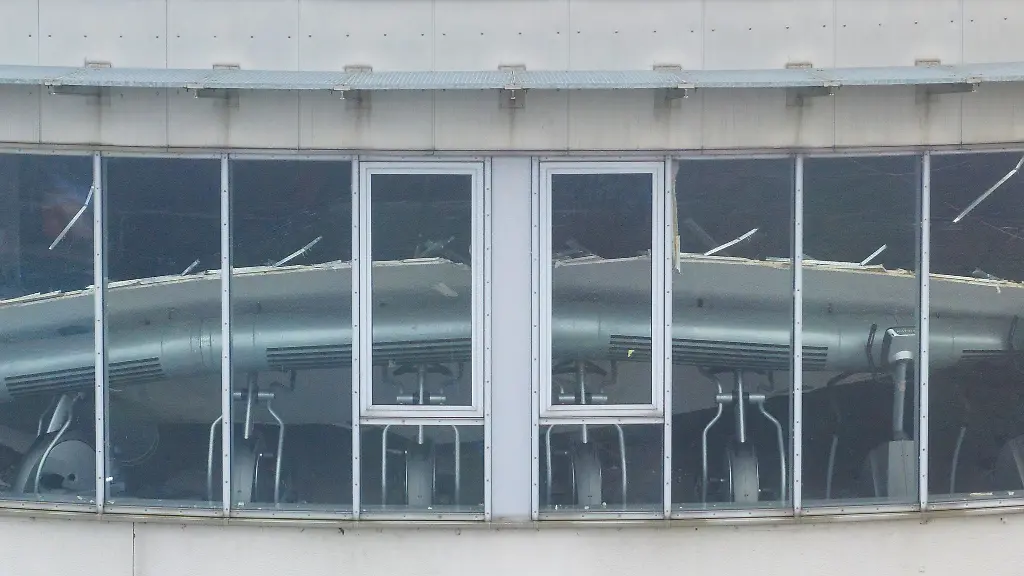 Durch-die-Fensterfront-eines-Fitnessstudios-in-Recklinghausen-ist-eine-herabgestuerzte-Zwischendecke-zu-sehen