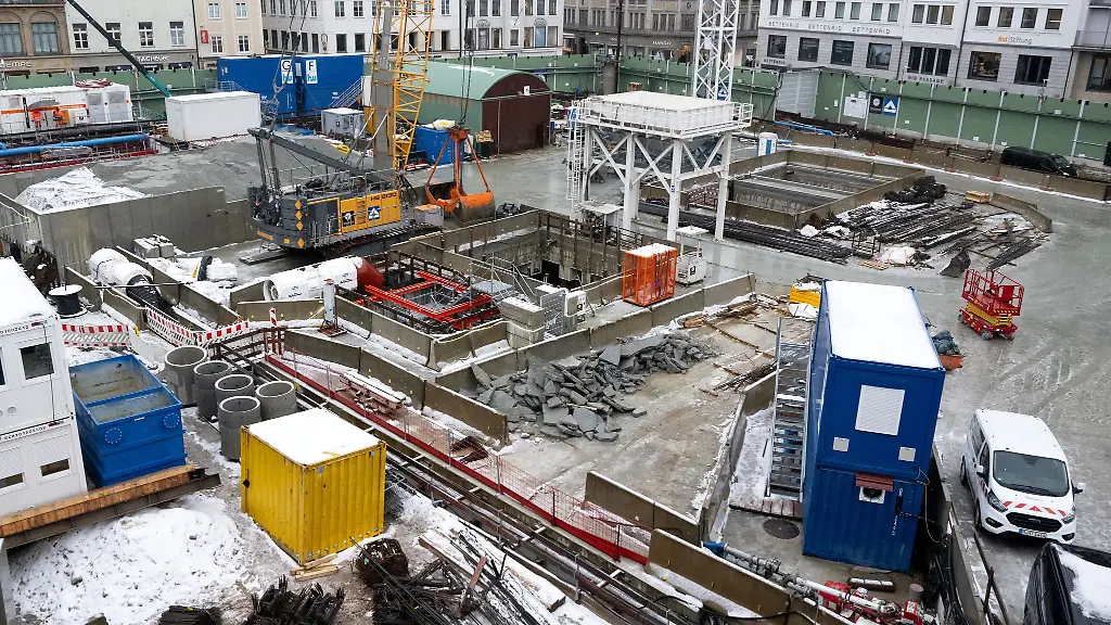 Die-eigentliche-Baustelle-ist-tief-unter-dem-Boden-die-neue-S-Bahn-Haltestelle-Marienhof-in-Muenchen-Archivbild
