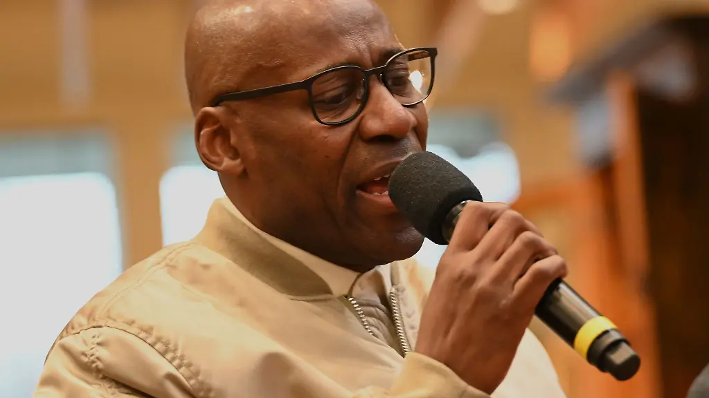 Berlins-Kultursenator-Joe-Chialo-griff-fuer-ein-Lied-zum-Mikro