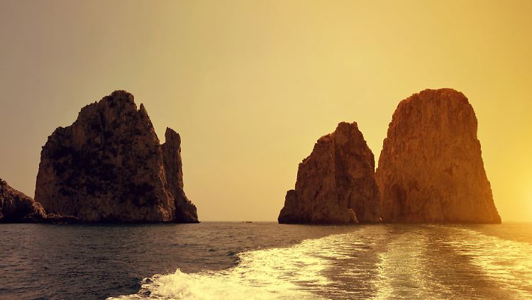 Die Faraglioni-Felsen vor Capri - arbeiten mit Aussicht statt Ferien.