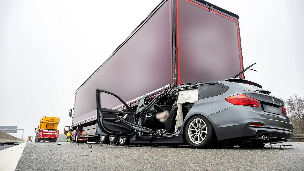 Der-Autofahrer-des-Wagens-starb