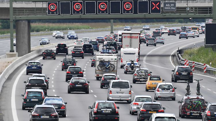 Die A99 nach Beginn der Sommerferien 2020 in Bayern und Baden-Württemberg. Dichter Verkehr Richung München Süd.