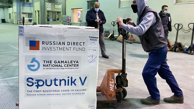 Den Angaben zufolge ist der russische Impfstoff weltweit in fast 60 Ländern zugelassen. 