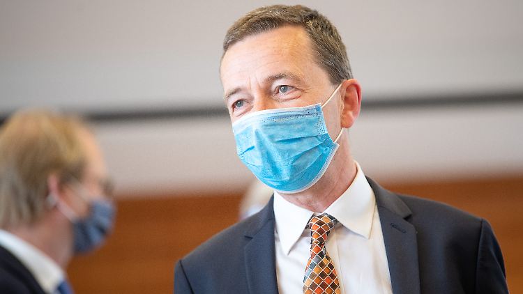 Ist häufiger in Karlsruhe: Bernd Lucke bei der Verhandlung seiner Klage gegen die Anleihekäufe der Europäischen Zentralbank im vergangenen Mai.