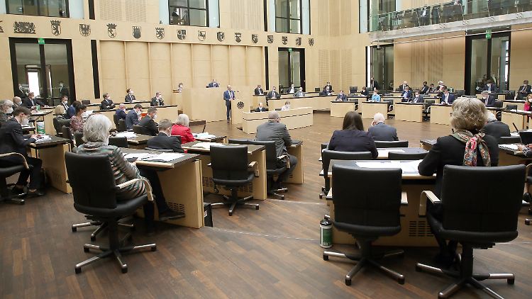 Der Bundestag muss künftig alle drei Monate neu entscheiden, ob weiter eine "epidemische Lage von nationaler Tragweite" besteht, beschloss der Bundesrat.