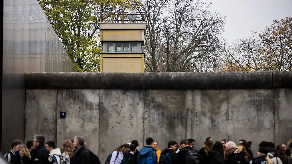 An-der-Gedenkstaette-Berliner-Mauer-koennen-Besucher-das-einstige-DDR-Grenzregime-gut-nachvollziehen