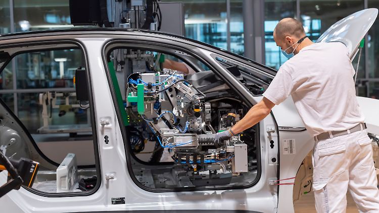 Würde die Produktion vereinfachen: Ein VW-Arbeiter in Dresden arbeitet an einem ID.3.