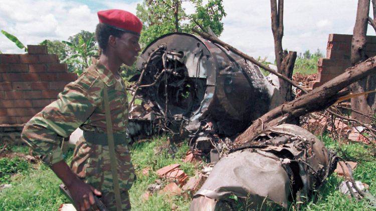 Ein Soldat läuft 1994 in Kigali, Ruanda, an Wrackteilen eines Flugzeugs vorbei. 