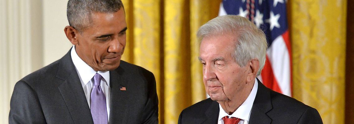 US-Präsident Obama verlieht McMurtry 2014 die National Humanities Medal.