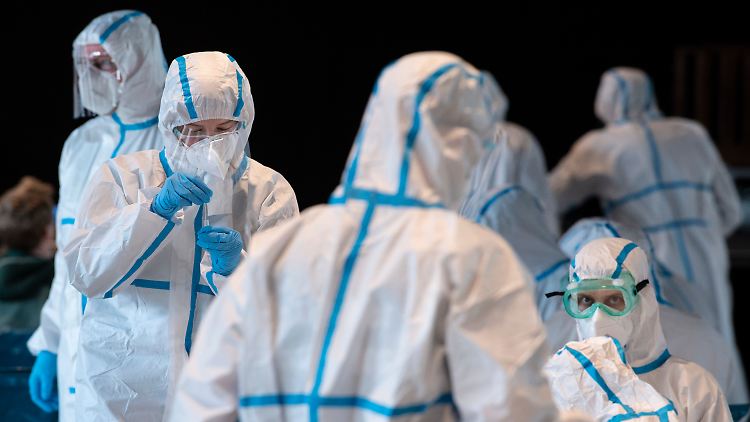 Experten führen den jüngsten Anstieg der Fälle auf die weite Verbreitung ansteckenderer Varianten zurück.