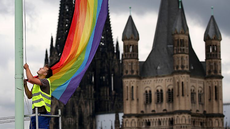 Priester, Theologen und Seelsorger wollen mit der Aktion zeigen: Wir wollen weiterhin gleichgeschlechtliche Paare segnen.
