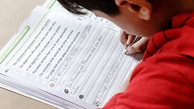 Spätestens zum neuen Schuljahr soll es Karliczek zufolge Förderangebote in den Kernfächern geben.
