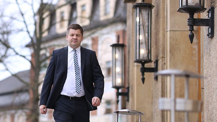 Der Europaabgeordnete Sven Schulze folgt dem früheren Innenminister Stahlknecht an der Spitze der CDU in Sachsen-Anhalt.