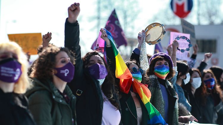 In Istanbul machten die Demonstrantinnen deutlich: "Wir werden nicht nachgeben!"