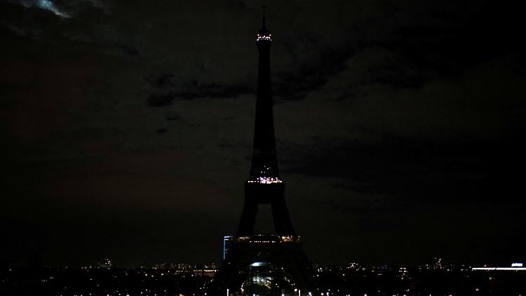 Der Eiffelturm in Paris - plötzlich schwärzer als die Nacht der Stadt.