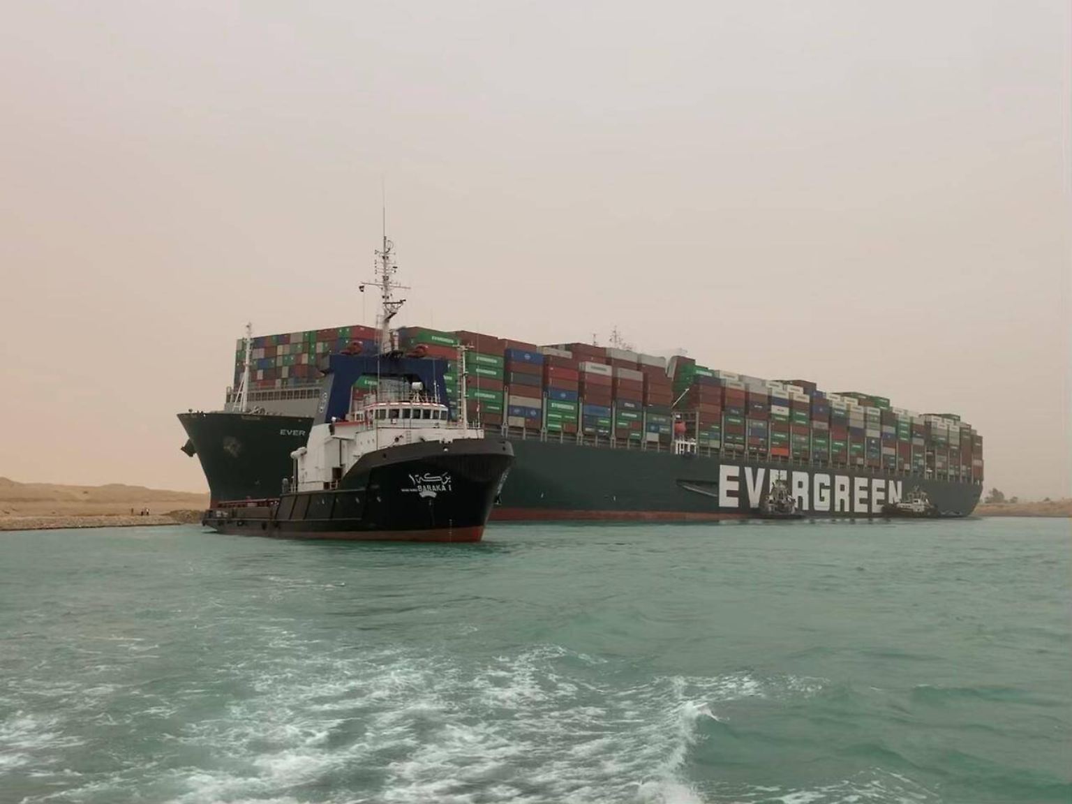 Die Bergungsarbeiten an dem im Suezkanal festsitzenden riesigen Containerschiff "Ever Given" kommen nur schrittweise voran. Doch die Hoffnung …