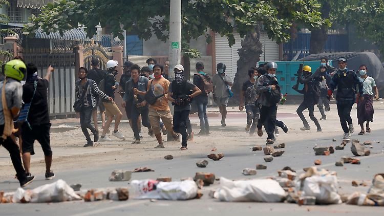 Seit dem Militär-Putsch vor zwei Monaten kommt es immer wieder zu Protesten in Myanmar.