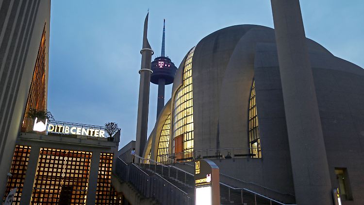Die Zentralmoschee der Ditib in Köln. Die Ausbildung der Frauen und Männer ist speziell auf das muslimische Leben in Deutschland angepasst.
