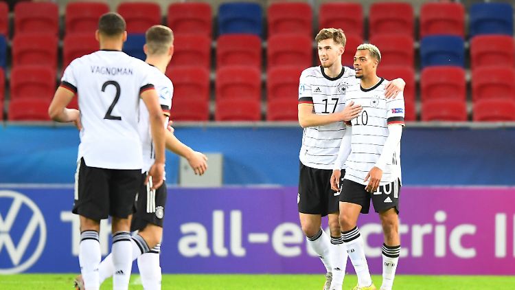 Beim deutschen Ausgleich durch Nmecha stand Stach (Trikotnummer 17) schon auf dem Platz.