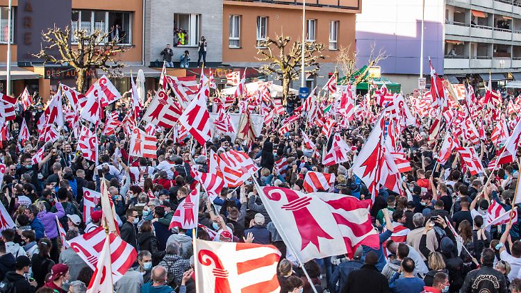 Dutzende Menschen feiern in Moutier den Kantonswechsel.