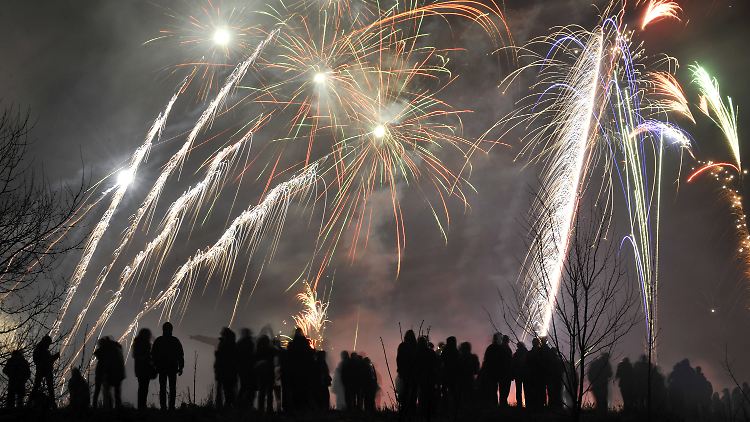 Silvesterfeuerwerk auf dem Teufelsberg im Grunewald in Berlin.