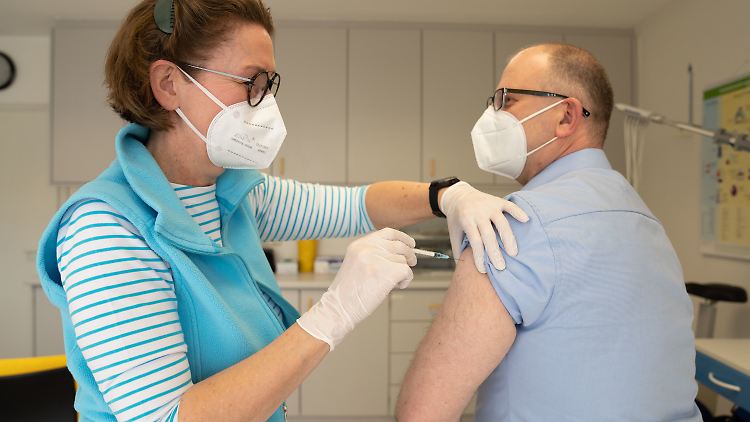 Es müsse so schnell geimpft werden wie möglich, fordern Immunologen.