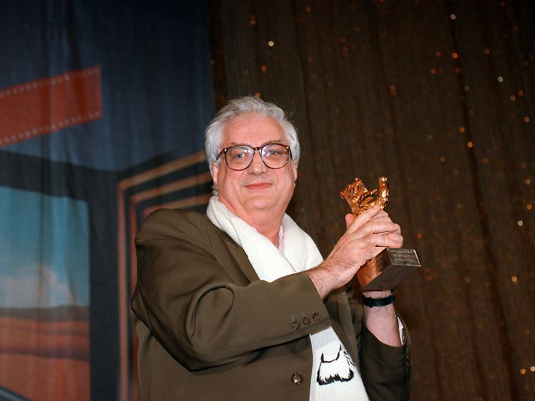 Tavernier 1995 in Berlin mit dem "Goldenen Bären" für seinen Film "L' Appat"("Der Lockvogel").