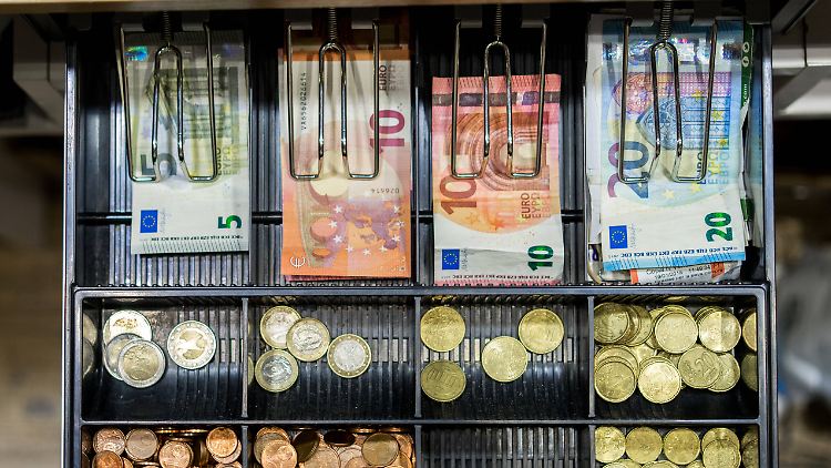 Volle Kassen: Obwohl der Schuldenstand in vielen Staaten gestiegen ist, ist die Belastung der Haushalte dank niedriger Zinsen bislang gering. 