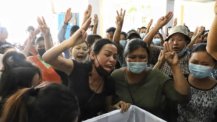 Am Wochenende sind mehr als 100 Menschen bei Protesten in Myanmar gestorben.