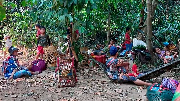 Die Menschen in Myanmar verstecken sich vor den Luftangriffen des Militärs im Wald. 