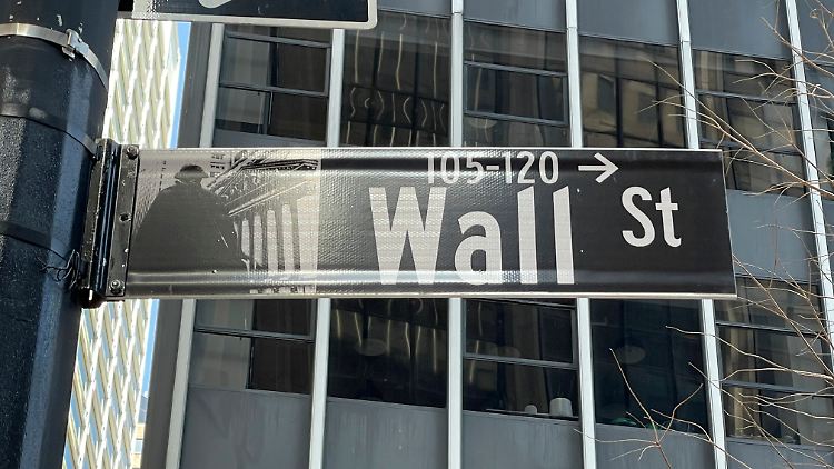 Der Nachrichtenagentur Bloomberg zufolge musste Archegos am Freitag wegen Nachschussforderungen Aktien im Wert von mehr als 20 Milliarden US-Dollar (17 Mrd Euro) verkaufen.