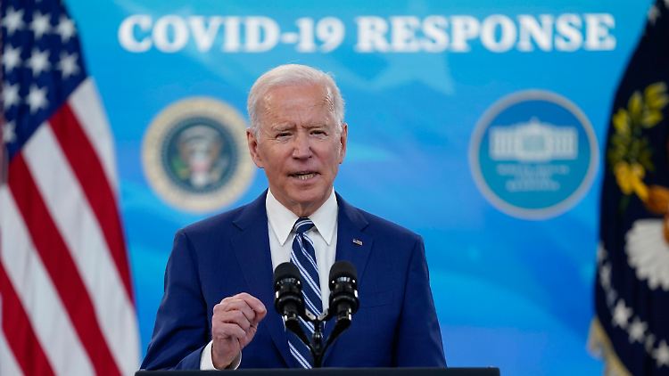 Biden appelliert an die US-Bevölkerung, weiter Masken zu tragen.